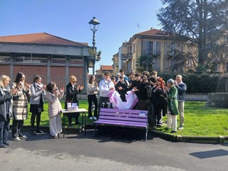 Inaugurazione della panchina lilla in piazza Dante a Saluzzo