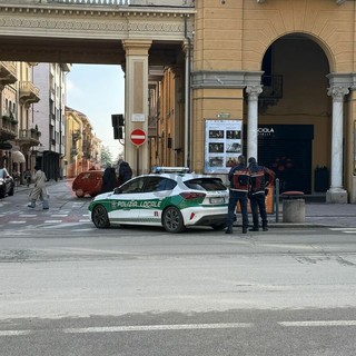La Polizia locale di Cuneo in corso Nizza, dove le infrazioni non si contano