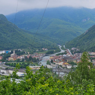 Una panoramica di Garessio con al centro il nuovo ponte Odasso