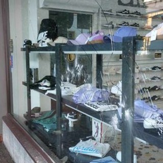 Atti vandalici, disordini e vetrine spaccate in piazza Boves. I residenti: "Forse è l’ora di fare qualcosa?"