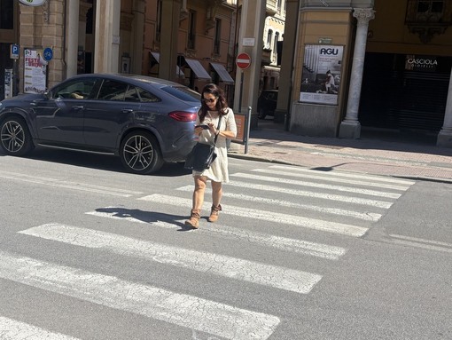 Occhio allo smartphone sulle strisce: il nuovo Codice della Strada potrebbe costare 75 euro ai pedoni