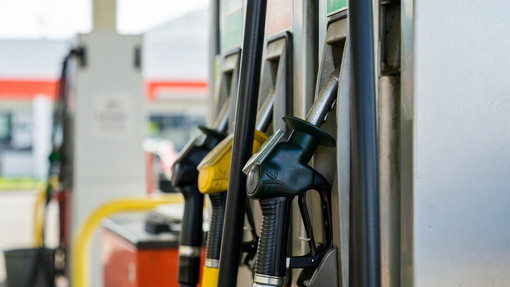 Alla pompa cambia tutto: benzina su di 15 centesimi, diesel al riparo