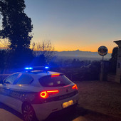 Danneggia dehor e decorazioni natalizie nel centro di Bra: allontanato per tre anni