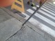 Vettura parcheggiata senza freno a mano abbatte un cartello stradale a Cuneo