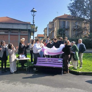 L'inaugurazione della panchina lilla in piazza Dante a Saluzzo
