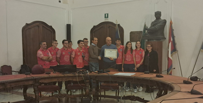 Nella foto: la premiazione nella sala Giolitti della Provincia di Cuneo dell'Auxilium Saluzzo con il consigliere provinciale Simone Manzone Nella foto: la premiazione nella sala Giolitti della Provincia di Cuneo dell'Auxilium Saluzzo con il consigliere provinciale Simone Manzone