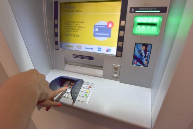 Banconote false nel bancomat delle Poste di Pagno: ex direttore rinviato a giudizio