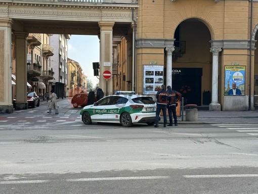 La Polizia locale di Cuneo in corso Nizza, dove le infrazioni non si contano