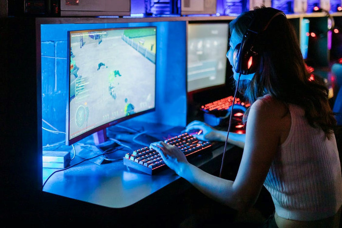 L'amica condannata per gli ammanchi ne avrebbe giocato una parte rilevante all'interno di sale giochi L'amica condannata per gli ammanchi ne avrebbe giocato una parte rilevante all'interno di sale giochi