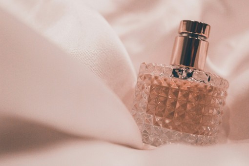 Il profumo giusto per ogni look: la guida agli abbinamenti Il profumo giusto per ogni look: la guida agli abbinamenti