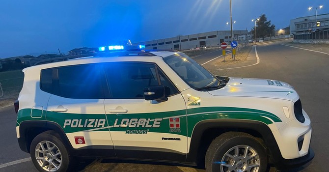 Scontro tra auto e ambulanza sulla tangenziale a Mondovì