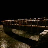 Il ponte fotografato in notturna, per apprezzarne anche l'illuminazione
