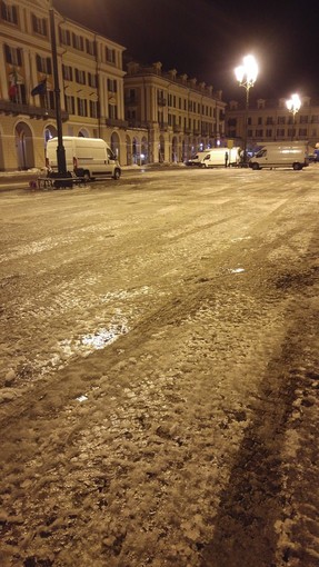 &quot;Non è vero che piazza Galimberti è stata pulita: alle 6 c'era uno strato neve giacciata&quot;