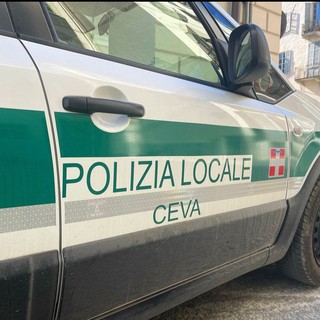 Abbandona rifiuti e urina per strada: individuato e sanzionato a Ceva