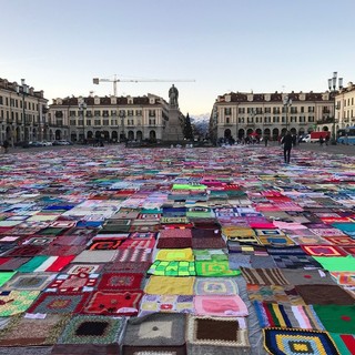 Grazie alle coperte che hanno colorato piazza Galimberti, a Cuneo ora c'è la "casa delle donne"