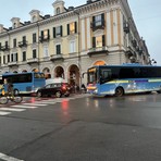 Scuole aperte, autobus con le porte chiuse: "Troppo pieni, studenti lasciati a terra"