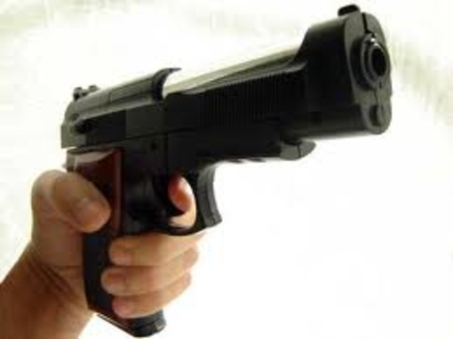 Il giovane albanese ha esploso il colpo di pistola fortunatamente andato a vuoto