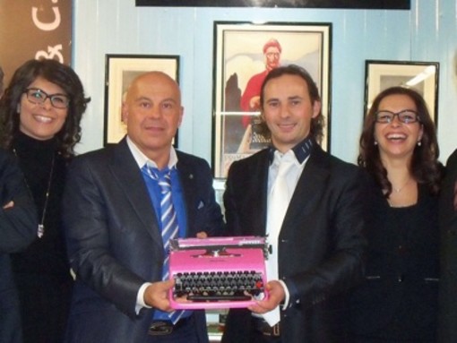 Giuseppe Piumatti con le figlie  Sonia e Sabrina e il direttore commerciale Scarzello