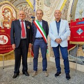 I presidenti di Avis e Fidas, Armando Verrua e Tommaso Allocco, con il sindaco di Bra, Gianni Fogliato I presidenti di Avis e Fidas, Armando Verrua e Tommaso Allocco, con il sindaco di Bra, Gianni Fogliato