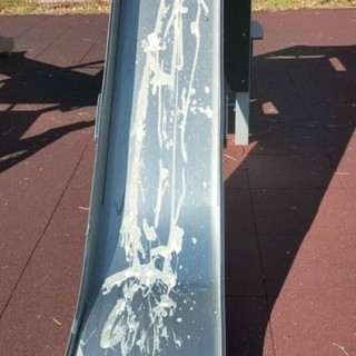 A Cuneo imbrattato il parco giochi di via Don Viano, il Comune sporge denuncia