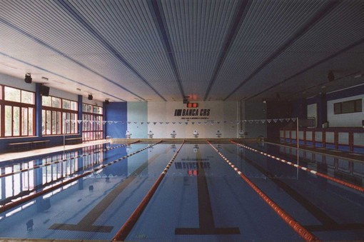 Problemi al soffitto, la piscina di Savigliano costretta a sospendere le attività