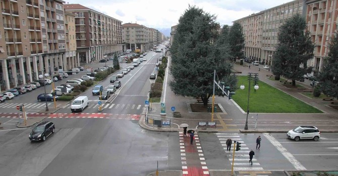 Piazza Europa allo stato attuale: così é e così resterà. Ma davvero non c'erano alternative senza l'abbattimento dei cedri? Piazza Europa allo stato attuale: così é e così resterà. Ma davvero non c'erano alternative senza l'abbattimento dei cedri?