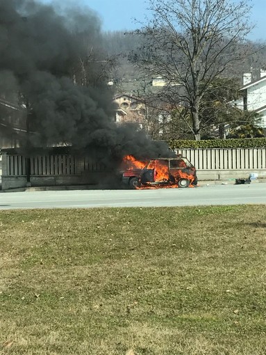 A fuoco una vettura in via Don Orione a Bra
