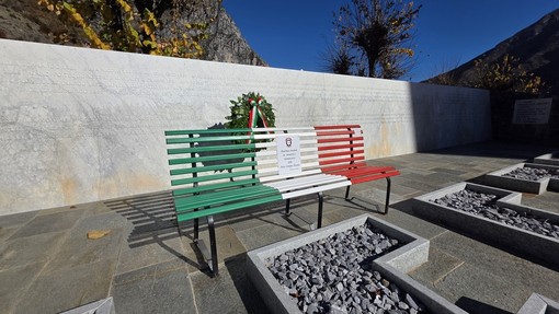 Valdieri, inaugurata in piazza San Martino la panchina tricolore Valdieri, inaugurata in piazza San Martino la panchina tricolore
