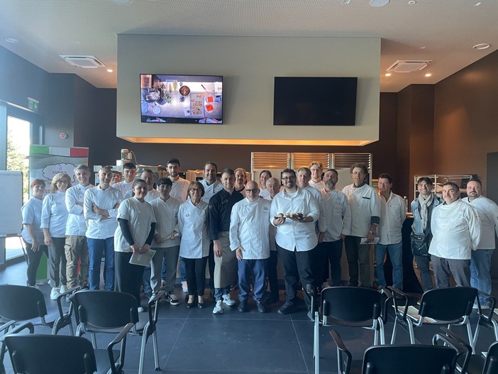 L’Associazione Cuochi Provincia Granda prosegue l’attività formativa con un corso dedicato al bread pairing, nuovo trend dell'alta cucina L’Associazione Cuochi Provincia Granda prosegue l’attività formativa con un corso dedicato al bread pairing, nuovo trend dell'alta cucina
