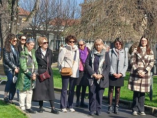 Inaugurazione della panchina lilla in piazza Dante a Saluzzo