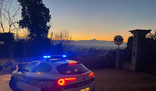 Danneggia dehor e decorazioni natalizie nel centro di Bra: allontanato per tre anni