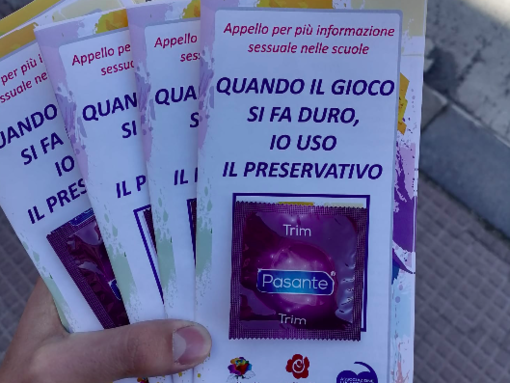 300 preservativi e volantini agli studenti in attesa del bus: iniziativa dei Radicali a Cuneo