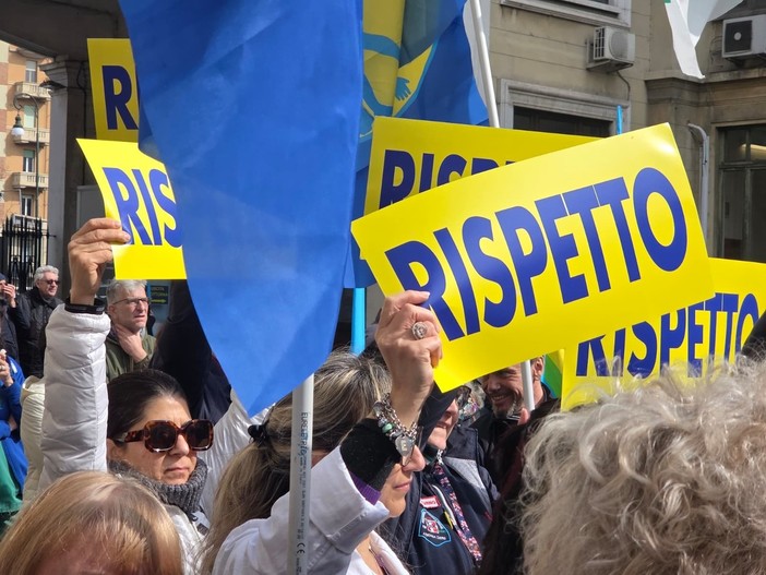 Una immagine di archivio di una protesta di medici e infermieri