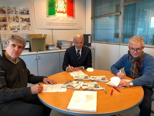 Da sinistra, il presidente di Confcooperative Cuneo Alessandro Durando, il condirettore delle sedi cuneesi di Pegaso e Mercatorum Carmine Maffettone e il direttore dell'associazione datoriale Pietro Cavallero