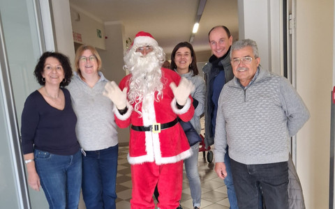 A Piozzo Babbo Natale ha incontrato i bambini delle scuole e gli ospiti della casa di riposo