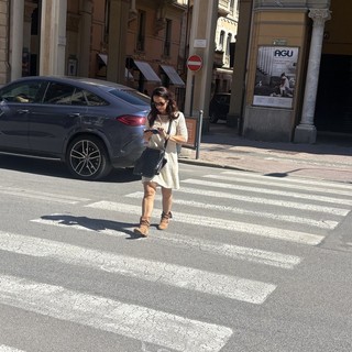 Occhio allo smartphone sulle strisce: il nuovo Codice della Strada potrebbe costare 75 euro ai pedoni