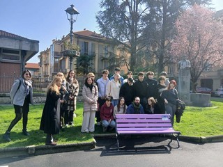 Inaugurazione della panchina lilla in piazza Dante a Saluzzo