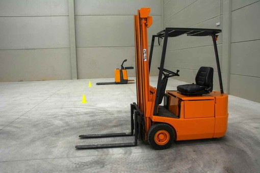 Lavorare come magazziniere: quanto incide il patentino muletto sul percorso professionale