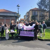 L'inaugurazione della panchina lilla in piazza Dante a Saluzzo