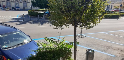 I parcheggi in piazza Sperino davanti alla stazione, passati da bianchi a blu