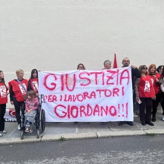 Le lavoratrici della Giordano Vini protestano davanti alla sede di Confindustria Cuneo
