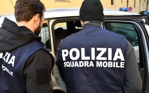 Violenza sessuale e rapina: manette per un 20enne impiegato in una cooperativa del Cuneese
