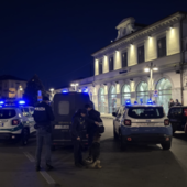 Hashish e crack nascosti nei bagni della stazione di Bra: Squadra Mobile in azione con i cani antidroga Hashish e crack nascosti nei bagni della stazione di Bra: Squadra Mobile in azione con i cani antidroga