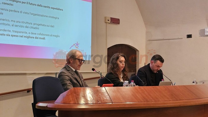 In foto al centro la presidente della Fondazione Ospedale Savigliano Saluzzo Fossano Valeria Ghio Vanzetti e a destra il vicepresidente Claudio Bertolotto. A destra il presidente del Comitato scientifico promotore Baldassarre Doronzo In foto al centro la presidente della Fondazione Ospedale Savigliano Saluzzo Fossano Valeria Ghio Vanzetti e a destra il vicepresidente Claudio Bertolotto. A destra il presidente del Comitato scientifico promotore Baldassarre Doronzo