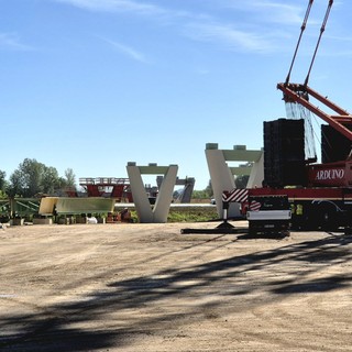 La posa delle prime travi del viadotto A33 ai piedi della collina di La Morra