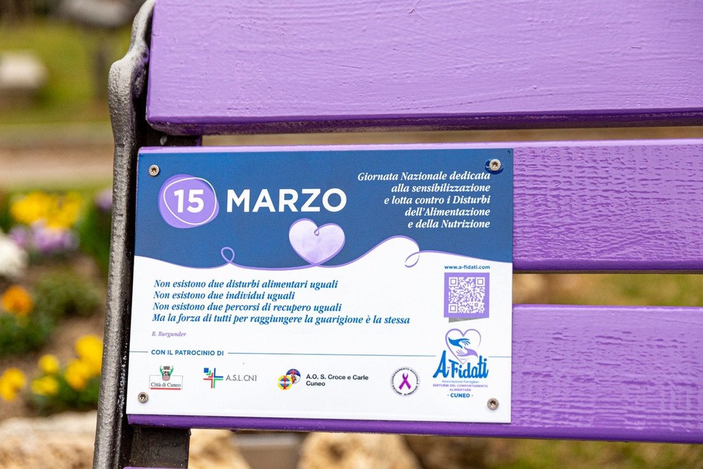 Immagina della panchina lilla di Cuneo Immagina della panchina lilla di Cuneo