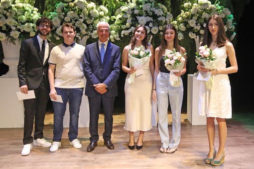Carlo Vassallo, segretario generale della Fondazione Ferrero, al podio e con gli studenti assegnatari della borsa di studio