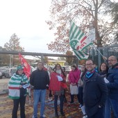 “Due lavoratori su tre sono precari”, presidiano i somministrati davanti ai cancelli della Giovanni Rana di Moretta