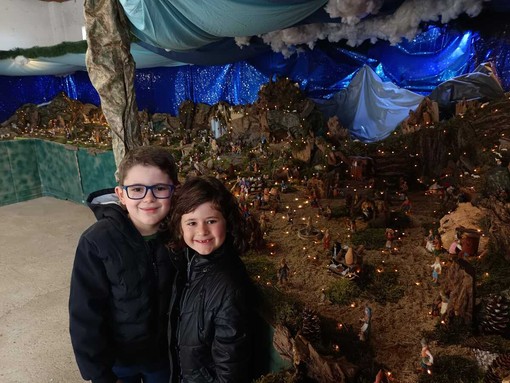 Il presepe della famiglia Vittone a Cervignasco: in foto Lorenzo e Rachele