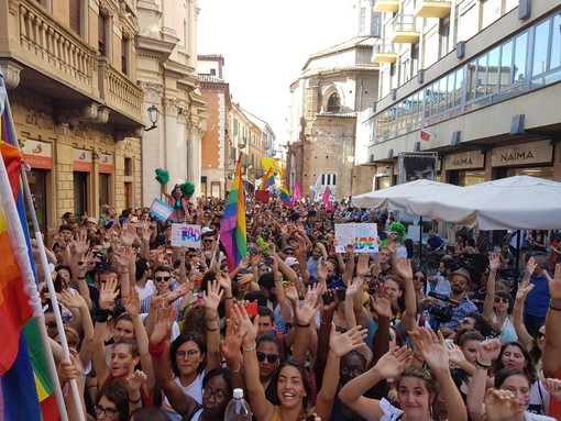 &quot;Nessun dorma&quot;: in migliaia in centro ad Alba per il Piemonte Pride
